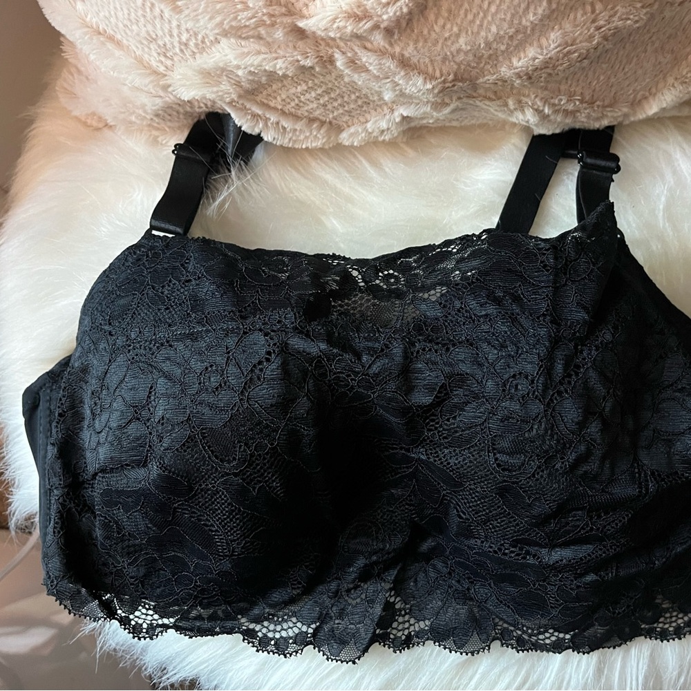 Black Lace Bra with Floral Pattern and Wide Straps